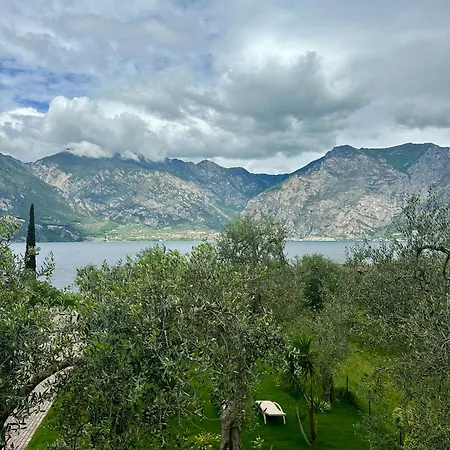 Casa Benamati By Kelly Penzion Malcesine